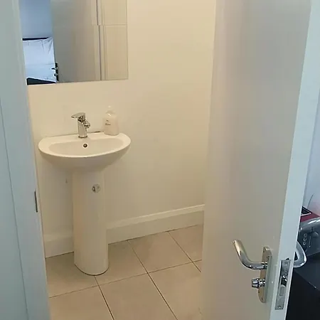 4 Ensuite Bedroom Airport Free Parking Holiday home *