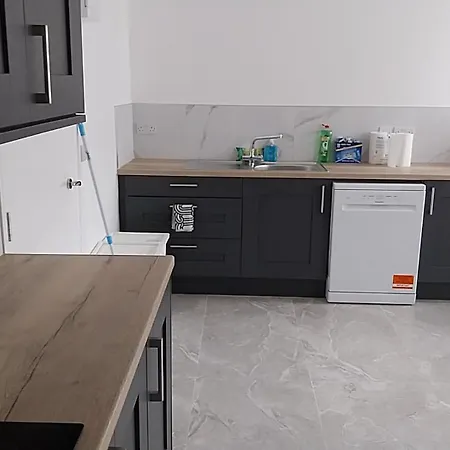 Holiday home 4 Ensuite Bedroom Airport Free Parking